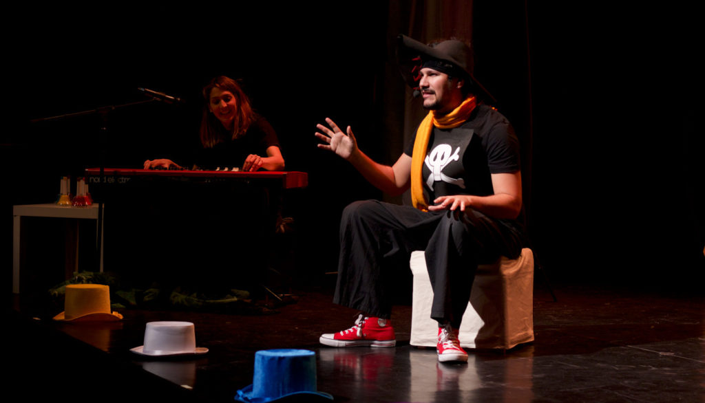 Escena de Cuentos Irrepetibles: Edu interpreta a un pirata, mientras Judit toca el piano